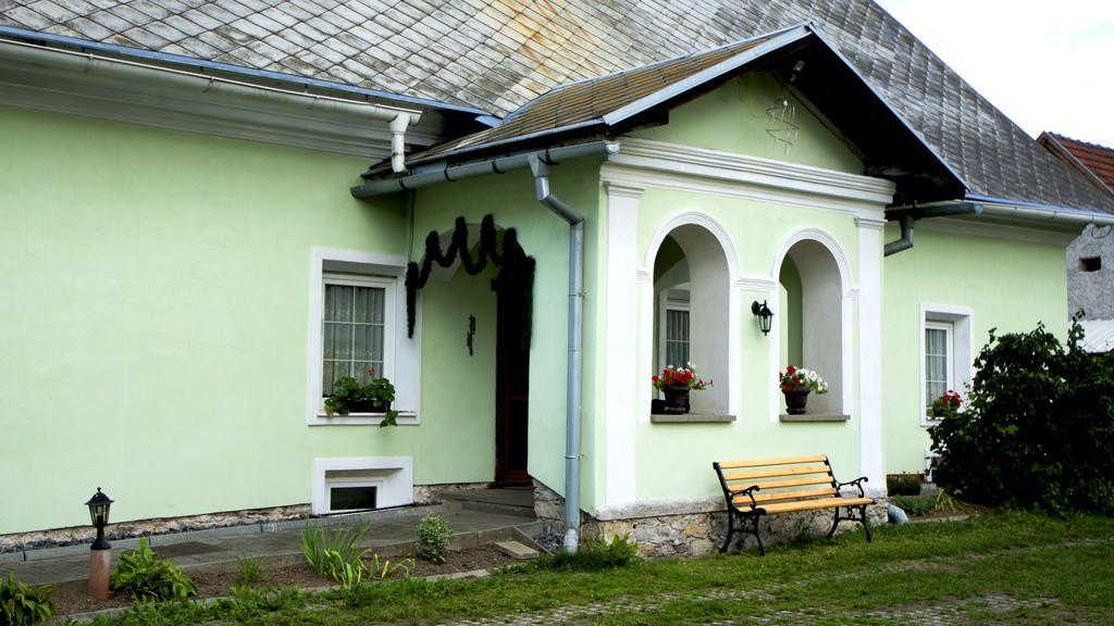 Hotel Zemianska Kúria Vachtár Kralova Lehota Esterno foto
